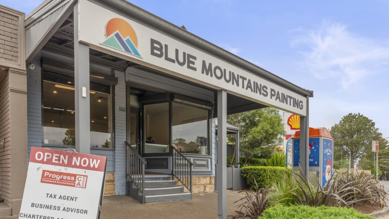 storefront of "blue mountains painting" in bullaburra featuring a welcoming sign